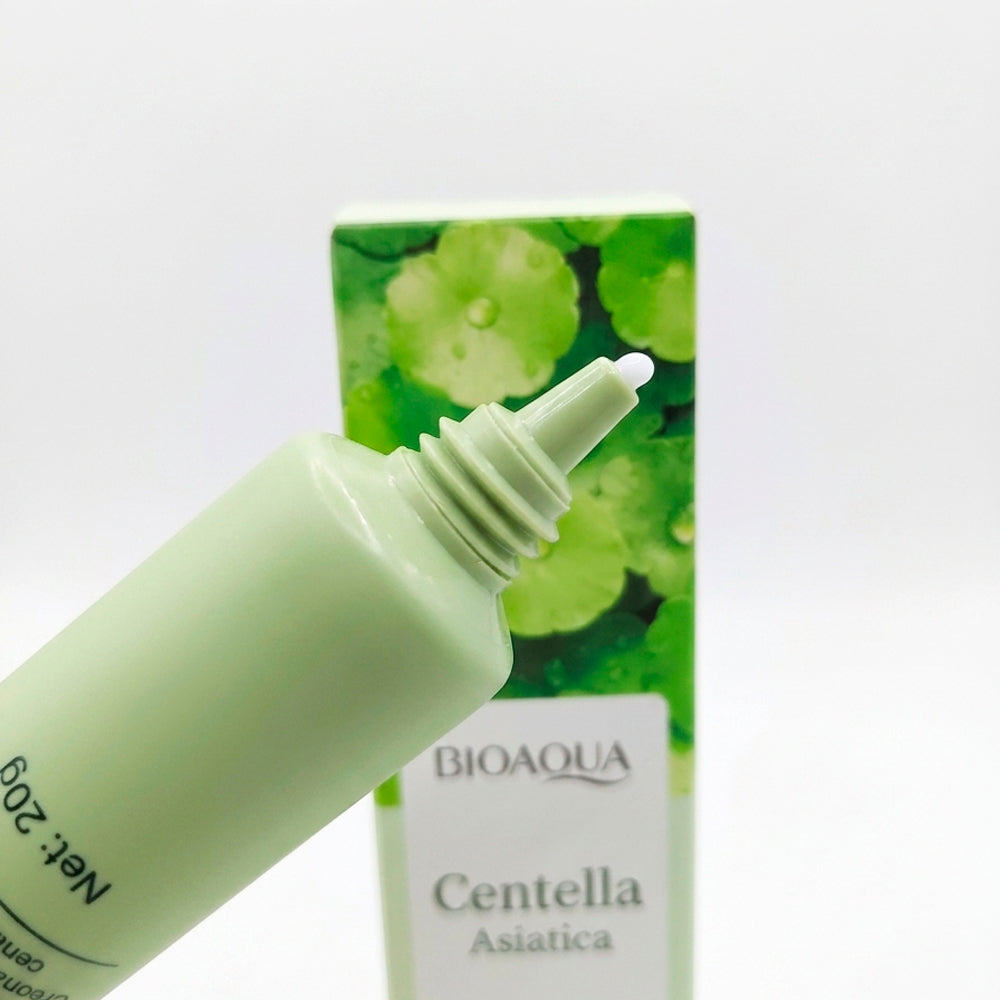 Detalle de punta aplicadora del Contorno de Ojos Centella Asiatica Eye Cream 20g Bioaqua con caja verde al fondo