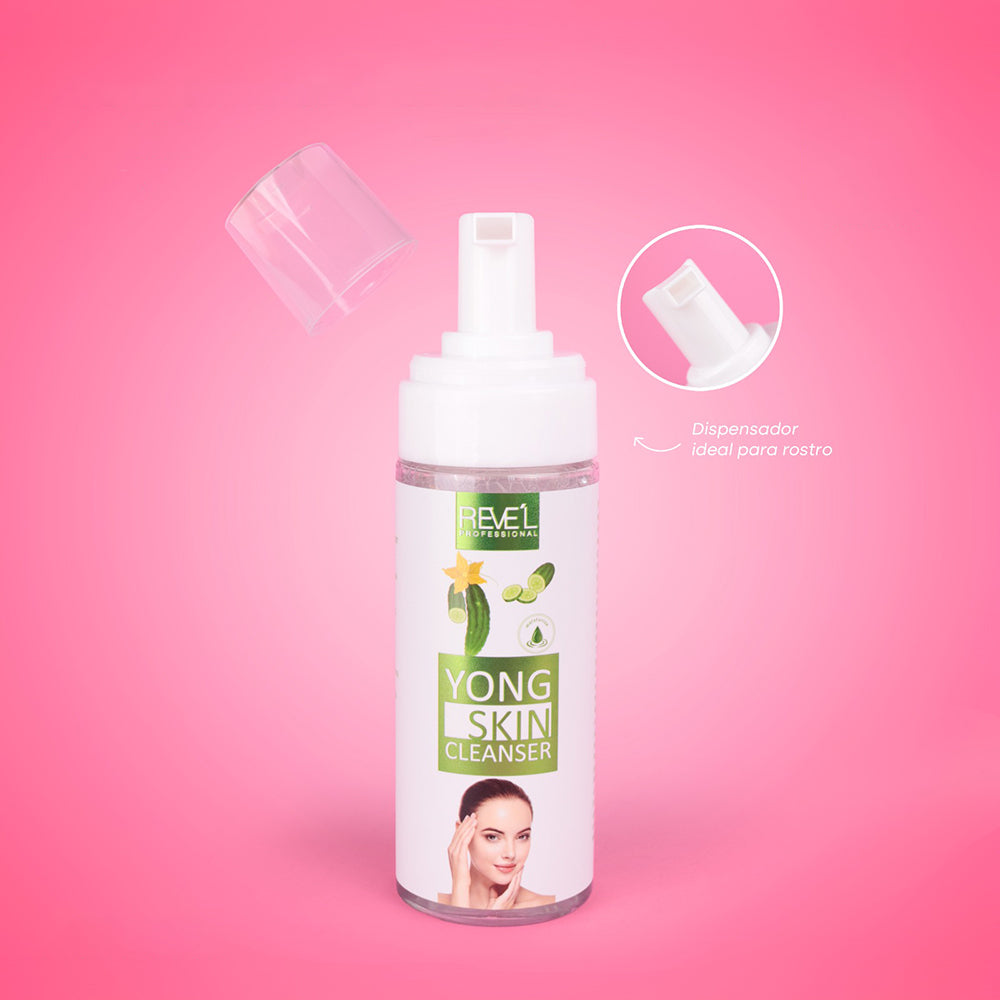 Espuma limpiadora facial Yong Skin Cleanser de pepino con dispensador ideal para rostro sobre fondo rosa — Reve'l Professional