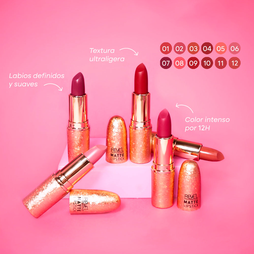 Labial en barra matte Reve'l Professional con empaque dorado efecto purpurina, textura ultraligera y color intenso 12H, disponible en 12 tonos sobre fondo rosa