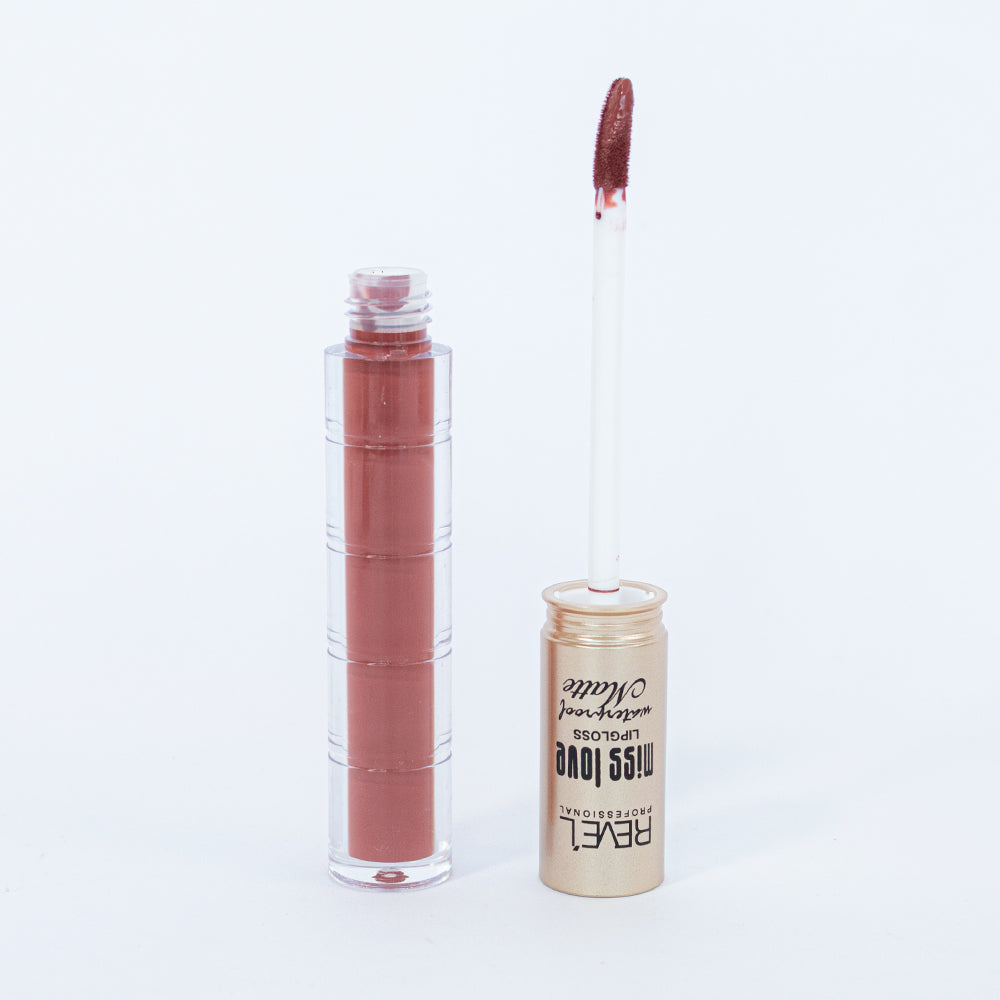 Lip gloss matte waterproof Reve'l Miss Love tono nude terracota con aplicador aterciopelado y tapa dorada champagne, sobre fondo blanco