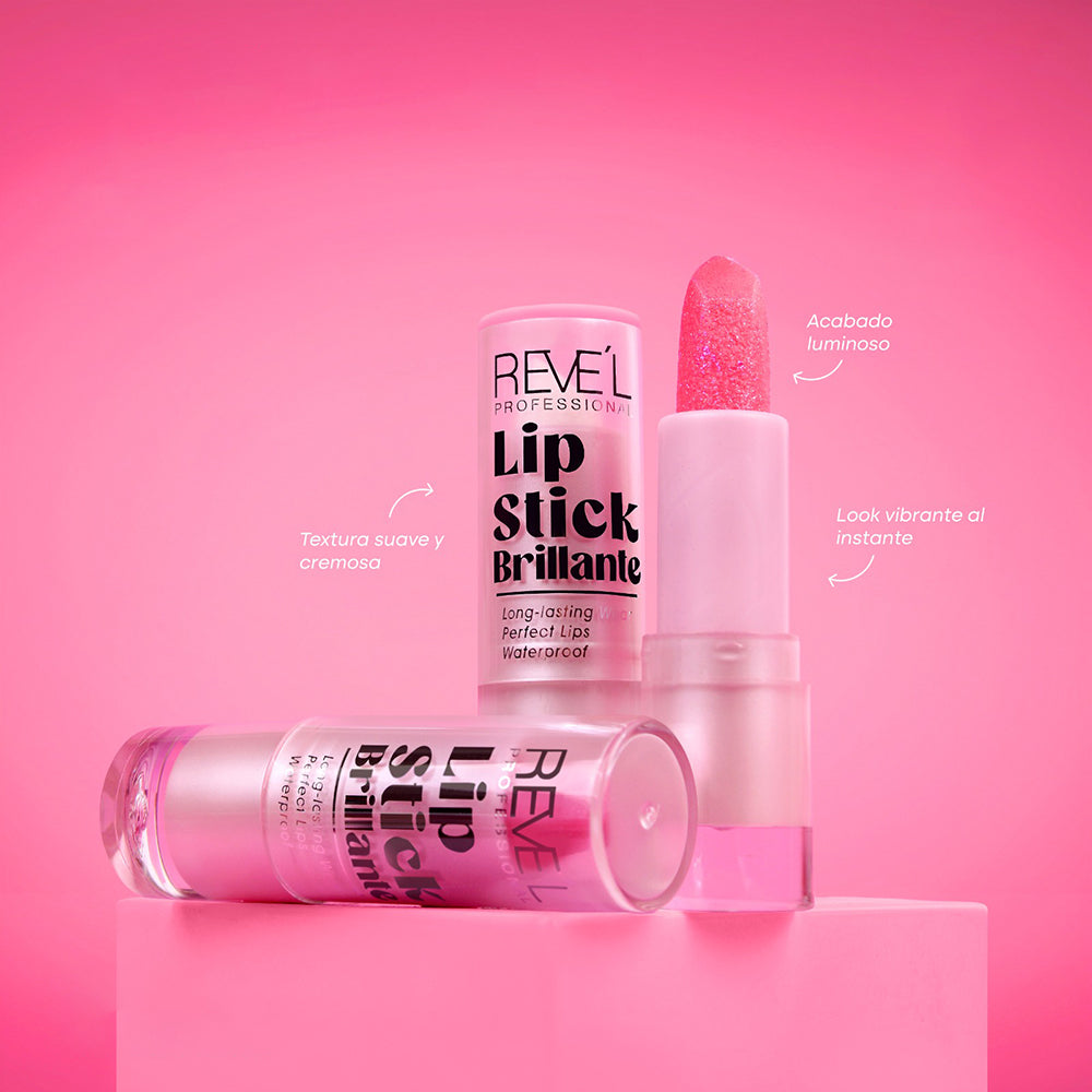 Lipstick Brillante Waterproof Reve'l en tono rosa fucsia con glitter, textura suave y cremosa para acabado luminoso y look vibrante al instante