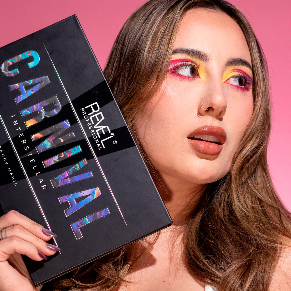 Modelo sosteniendo caja Paleta Sombras Carnival Interstellar Stacey Marie Reve'l con look de ojos vibrante en amarillo y fucsia