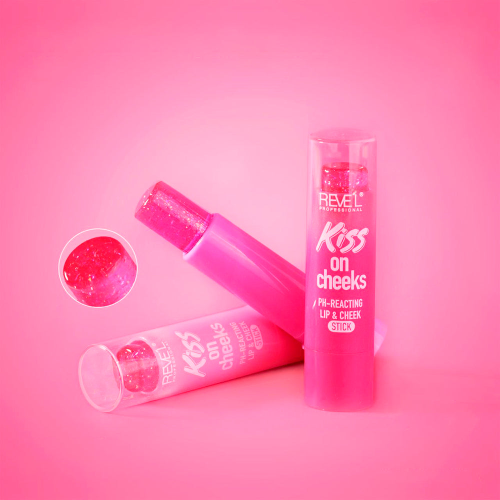 Brillo labial on cheeks