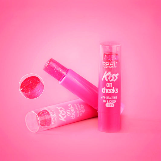 Brillo labial on cheeks