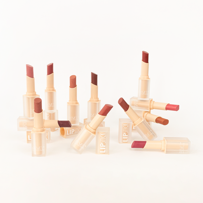Variedad de tonos del labial en barra ultra matte Reve'l Professional con empaque traslúcido beige, vista general de colección