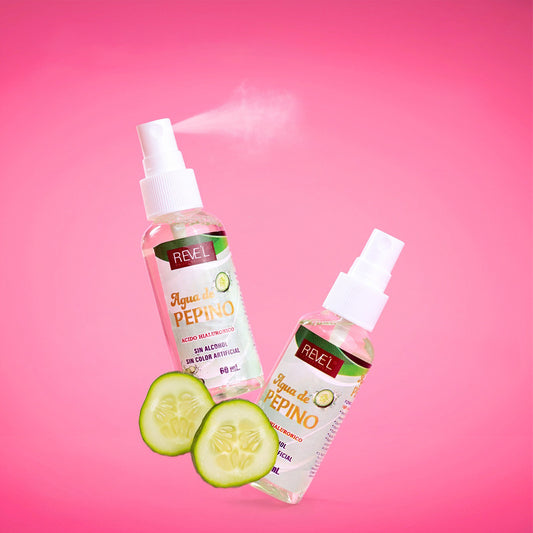 Agua de Pepino Ácido Hialurónico Spray Facial Reve'l – Dos frascos spray transparentes con extracto de pepino, 60ml, fondo rosa con pepinos frescos