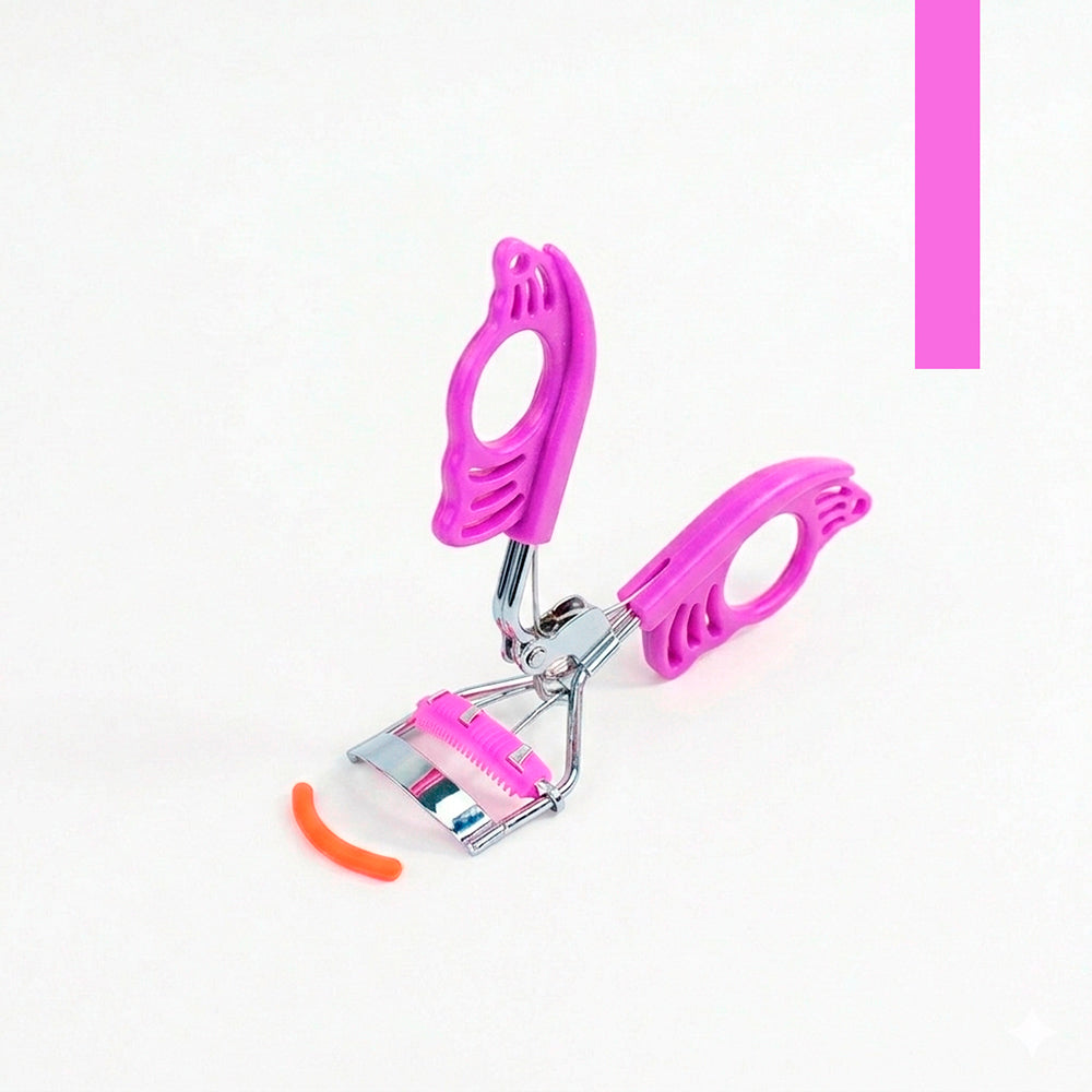 Rizador de pestañas Mariposa Curl Bellespa con mango calado lila y banda de silicona recambiable sobre fondo rosa
