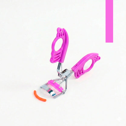 Rizador de pestañas Mariposa Curl Bellespa con mango calado lila y banda de silicona recambiable sobre fondo rosa