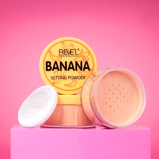 Reve'l Banana Setting Powder en tarro transparente con tapa amarilla y esponja aplicadora blanca sobre fondo rosa