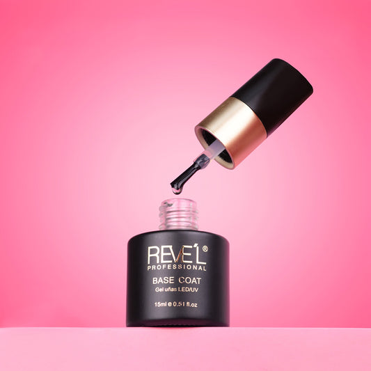 Base Coat gel uñas LED/UV con pincel aplicador en frasco negro y dorado sobre fondo rosa — Reve'l Professional 15 ml
