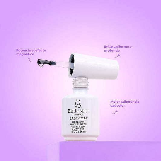 Base Coat ojo de gato gel polish LED UV soak-off con pincel aplicador sobre fondo lila — Bellespa Cosmetics 15 ml