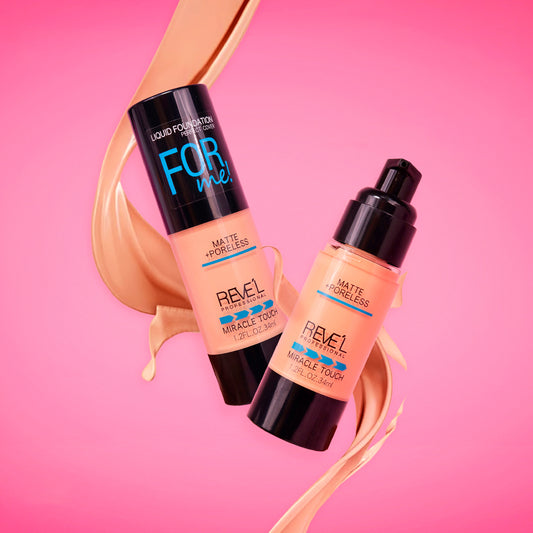 Base líquida For Me! Miracle Touch Matte Poreless con dispensador tipo bomba sobre fondo rosa — Reve'l Professional 34 ml
