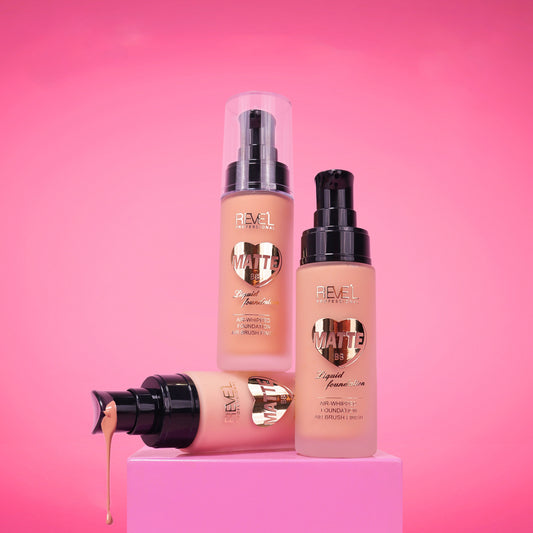 Base líquida Matte BB air-whipped airbrush finish con dispensador tipo bomba sobre fondo rosa — Reve'l Professional
