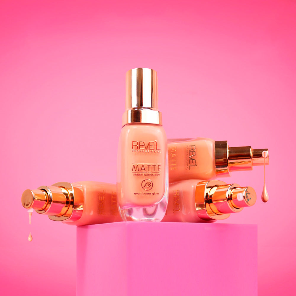 Base líquida Matte Even Better Glow 12H con tapa dorada y dispensador tipo bomba sobre fondo rosa — Reve'l Professional