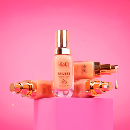 Base líquida Matte Even Better Glow 12H con tapa dorada y dispensador tipo bomba sobre fondo rosa — Reve'l Professional