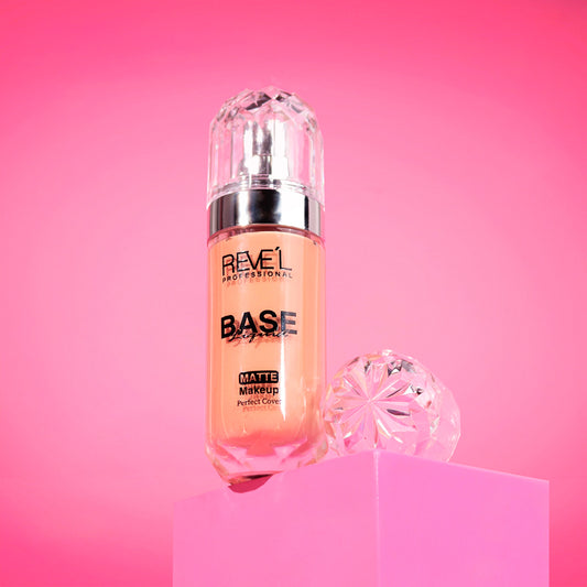 Base líquida matte Perfect Cover con tapa diamante y dispensador tipo bomba sobre fondo rosa — Reve'l Professional