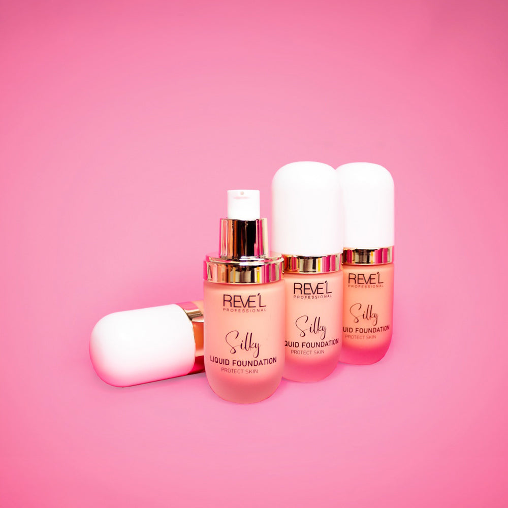 Base líquida Silky Liquid Foundation Protect Skin con aplicador esponja integrado sobre fondo rosa — Reve'l Professional