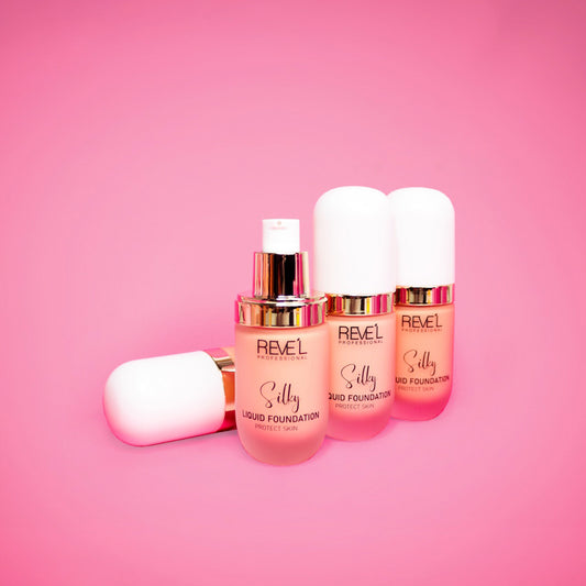 Base líquida Silky Liquid Foundation Protect Skin con aplicador esponja integrado sobre fondo rosa — Reve'l Professional