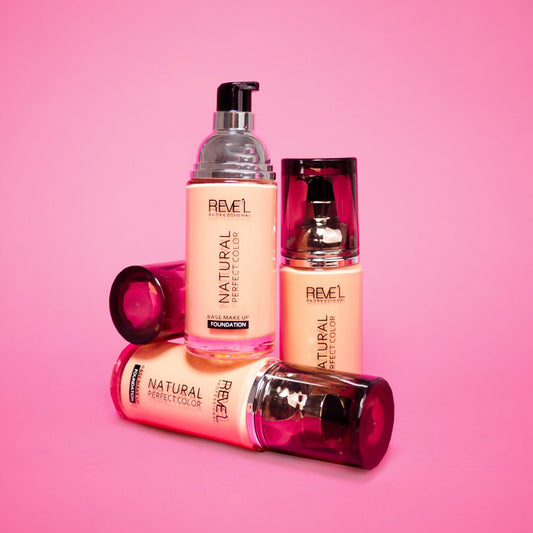 Base líquida Natural Perfect Color Foundation con dispensador tipo bomba sobre fondo rosa — Reve'l Professional
