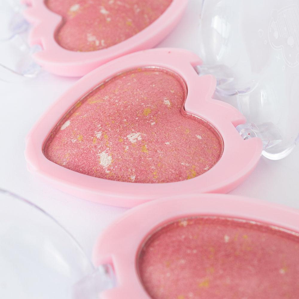 Detalle de rubor Blush corazón shimmer rosa con destellos dorados y plateados — Bellespa Cosmetics