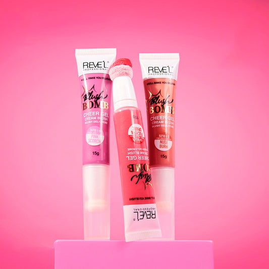 Blush Bomb Cheer Gel Cream Blush Reve'l rubor gel-crema 15g con aplicador integrado sobre fondo rosa