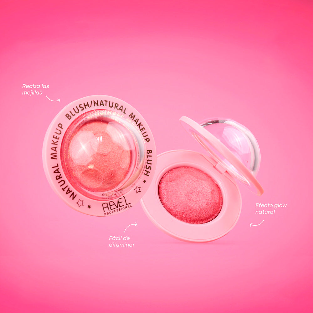 Blush Natural Makeup en polvo compacto con tapa domo transparente efecto glow natural sobre fondo rosa — Reve'l Professional