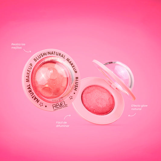 Blush Natural Makeup en polvo compacto con tapa domo transparente efecto glow natural sobre fondo rosa — Reve'l Professional