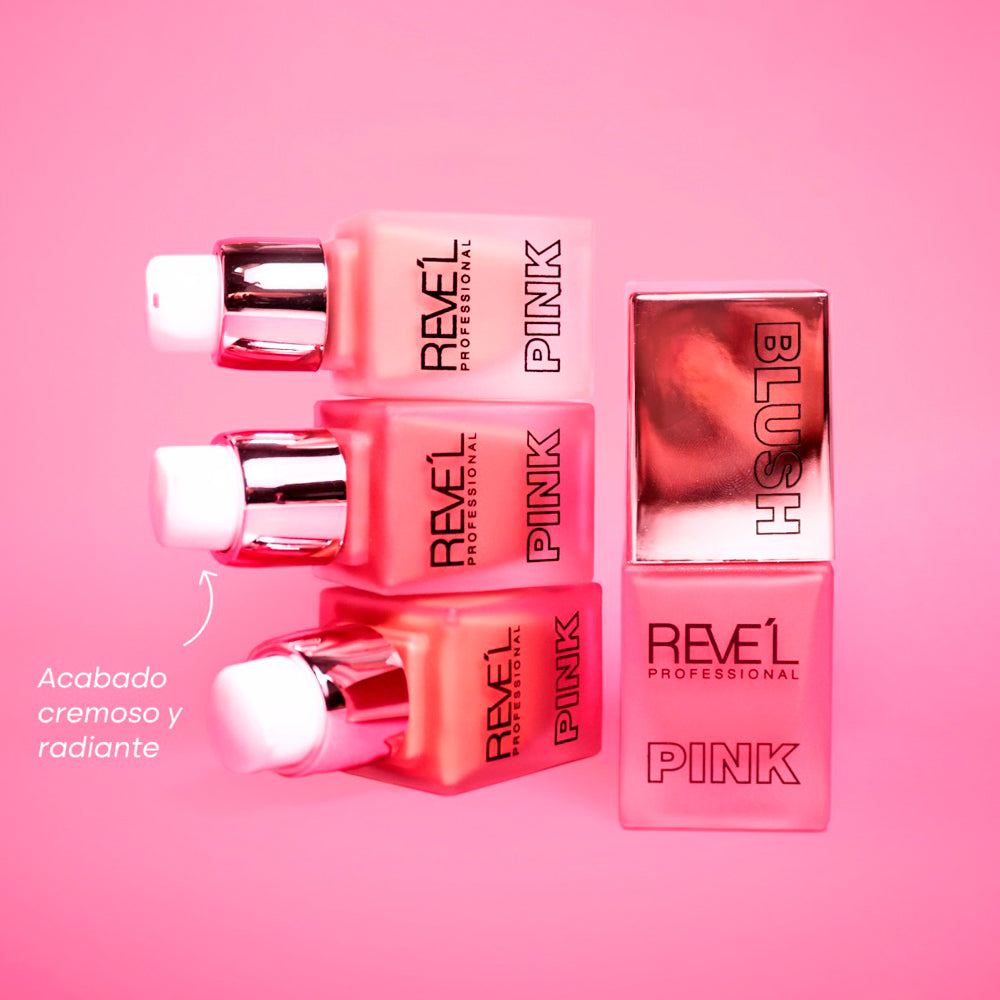 Blush Pink líquido con dispensador pump plateado en frasco cuadrado esmerilado en múltiples tonos rosa sobre fondo rosa — Reve'l Professional