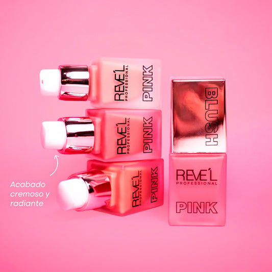 Blush Pink líquido con dispensador pump plateado en frasco cuadrado esmerilado en múltiples tonos rosa sobre fondo rosa — Reve'l Professional
