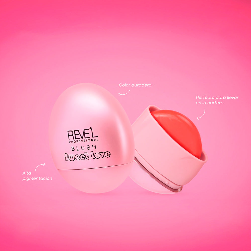 Blush Sweet Love formato compacto huevo rosa con fórmula cremosa coral abierto sobre fondo rosa — Reve'l Professional