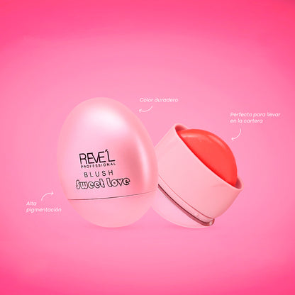 Blush Sweet Love formato compacto huevo rosa con fórmula cremosa coral abierto sobre fondo rosa — Reve'l Professional