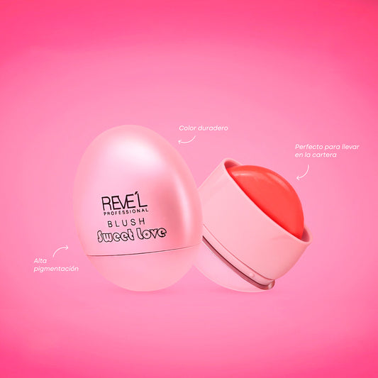 Blush Sweet Love formato compacto huevo rosa con fórmula cremosa coral abierto sobre fondo rosa — Reve'l Professional