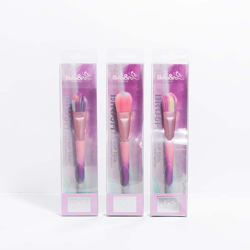 Brocha para base de maquillaje Bellespa Cosmetics Professional Edition en estuche transparente, mango rosa y morado, sobre fondo blanco