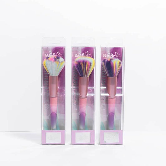 Brocha para rubor Bellespa Cosmetics Highlighter Makeup Tool en estuche transparente con cerdas multicolor y mango rosa y morado, sobre fondo blanco