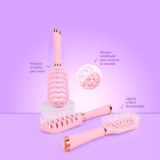 Cepillo Air Flow Pro ventilado rosa pastel con diseño chevron perforado para secado rápido y reducción de daño por calor con detalles rose gold sobre fondo lila