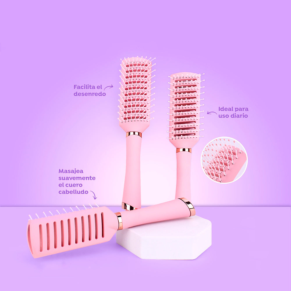 Cepillo curvo ventilado Scalp Comfort rosa pastel con cerdas puntas redondeadas y base calada para desenredo y masaje capilar con detalles rose gold sobre fondo lila