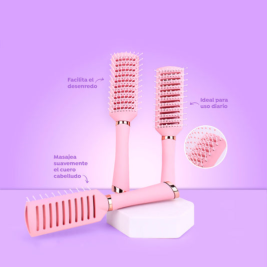 Cepillo curvo ventilado Scalp Comfort rosa pastel con cerdas puntas redondeadas y base calada para desenredo y masaje capilar con detalles rose gold sobre fondo lila