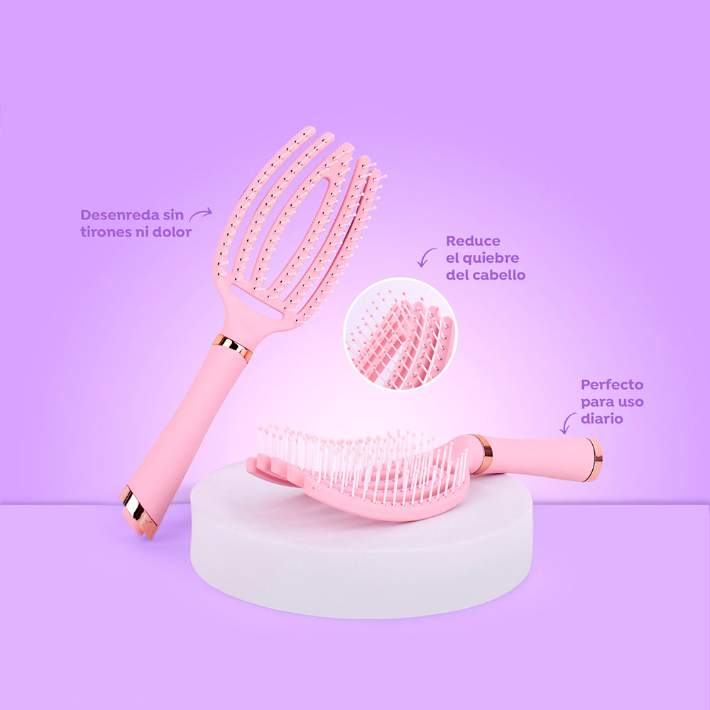 Cepillo Flex Detangle rosa pastel con cerdas flexibles curvas y diseño abierto ventilado para cabello rizado sin tirones ni dolor con detalles rose gold sobre fondo lila