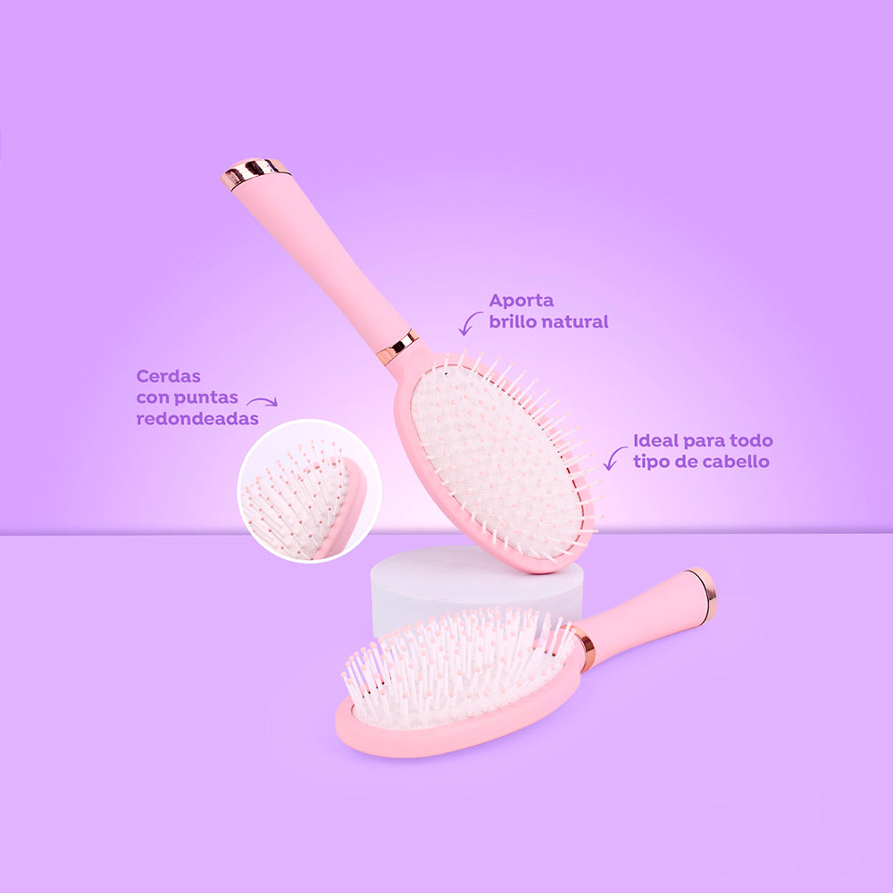 Cepillo ovalado Soft Touch Brush rosa pastel con cerdas de puntas redondeadas y detalles rose gold para todo tipo de cabello sobre fondo lila
