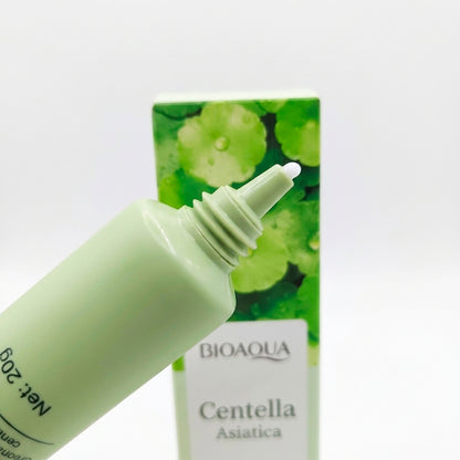 Detalle de punta aplicadora del Contorno de Ojos Centella Asiatica Eye Cream 20g Bioaqua con caja verde al fondo
