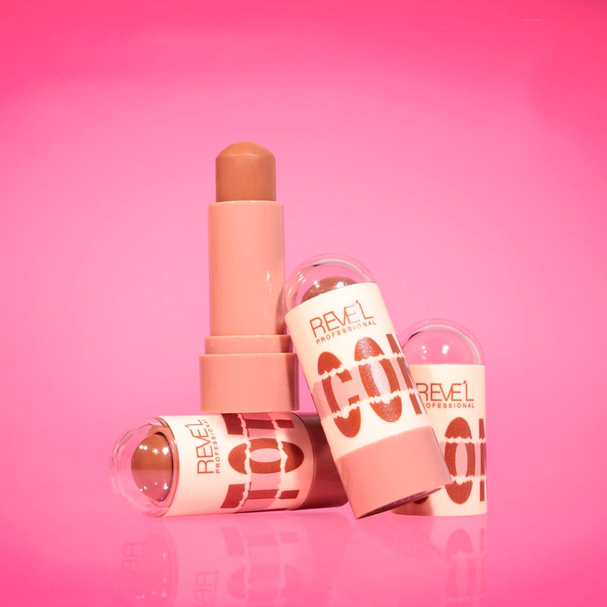 Corrector en barra Icon para contorno y bronceado en formato stick sobre fondo rosa — Reve'l Professional