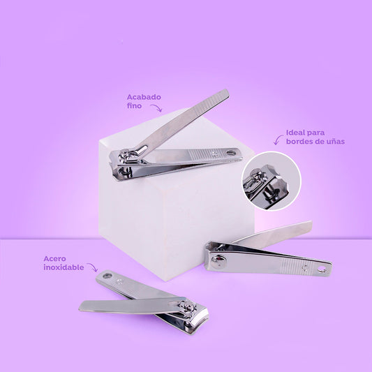 Cortaúñas pequeño de acero inoxidable con acabado fino plateado, ideal para recortar bordes de uñas con precisión