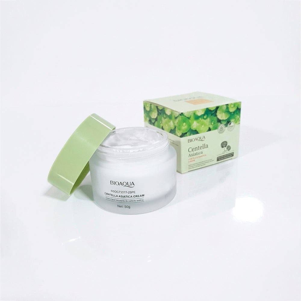 Crema facial Centella Asiatica Cream 50g Bioaqua abierta con tapa verde y caja, textura cremosa blanca vista lateral