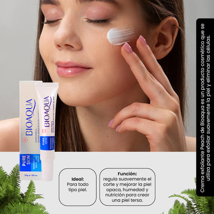 Modelo aplicando Crema Pure Skin Oil Balance Cream 30g Bioaqua en el rostro, ideal para todo tipo de piel con función reguladora y nutritiva