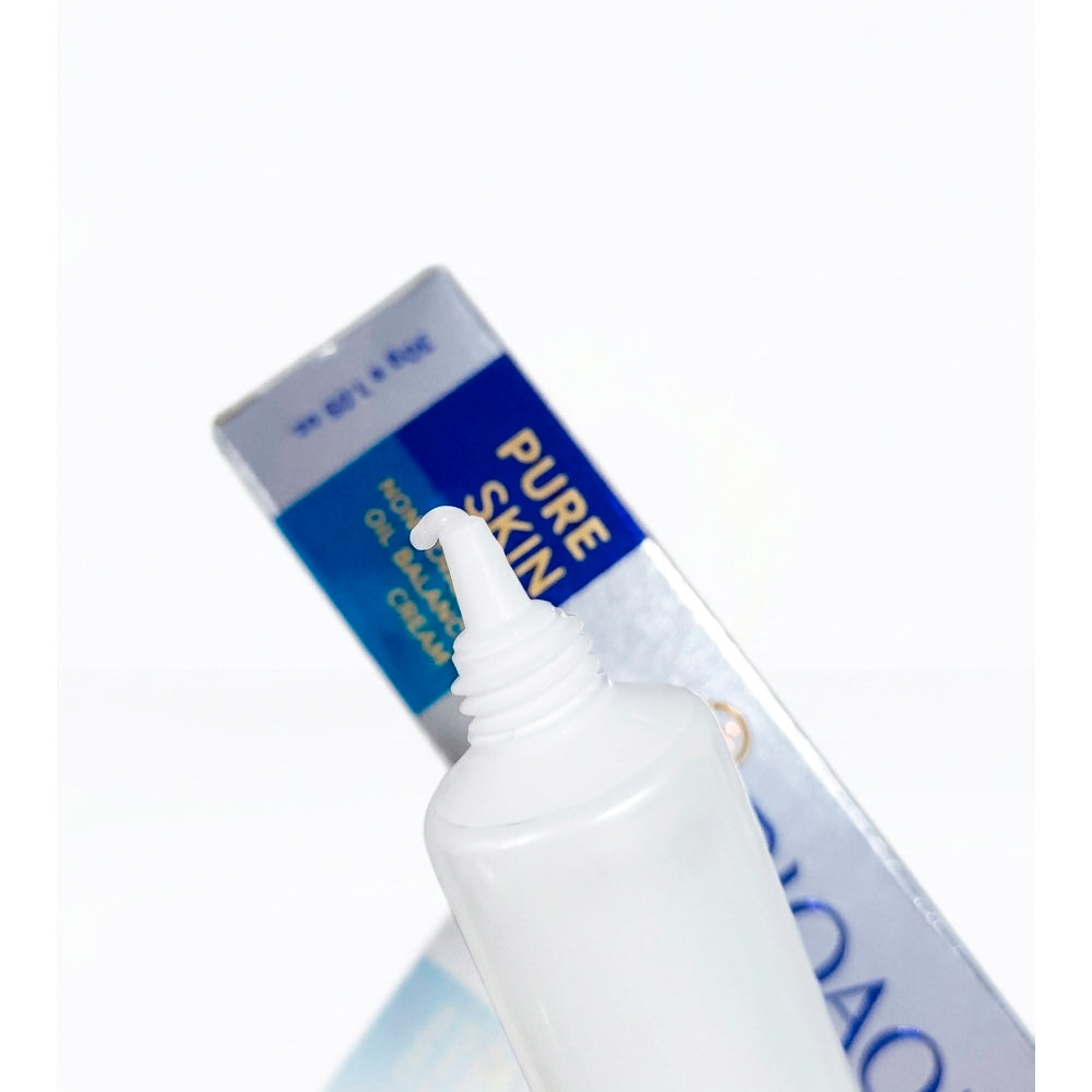 Detalle de tubo y caja Crema Pure Skin Oil Balance Cream 30g Bioaqua, textura blanca cremosa en punta del aplicador