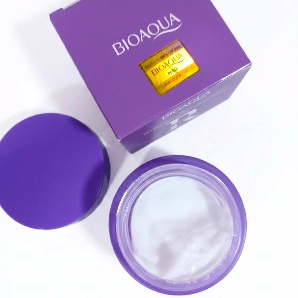 Crema Retinol Anti-Aging Firming Cream 60g Bioaqua abierta vista superior flatlay con sello Bioaqua Perú y textura cremosa blanca