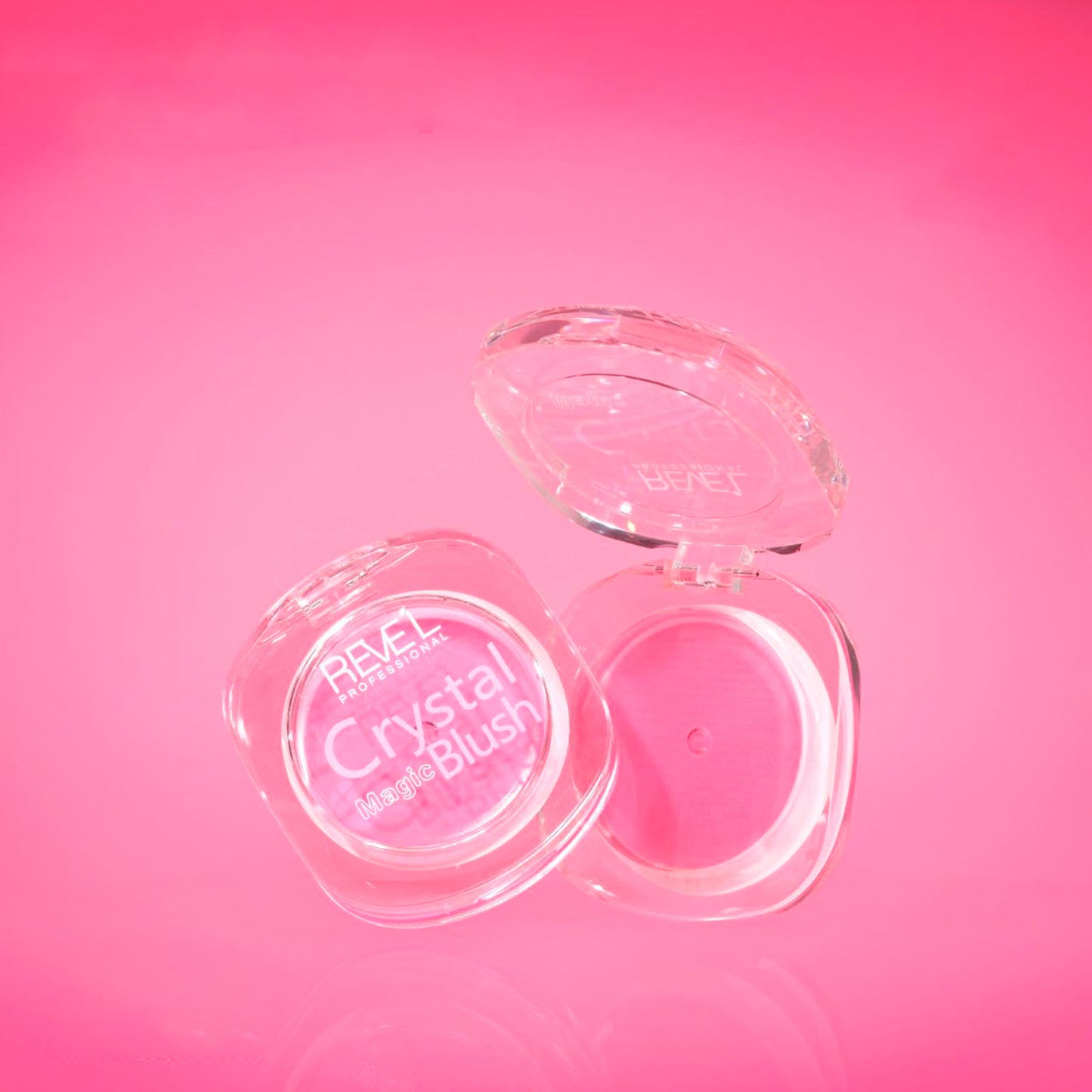 Crystal Magic Blush Rubor en Crema Reve'l empaque compacto transparente abierto con producto rosa sobre fondo fucsia