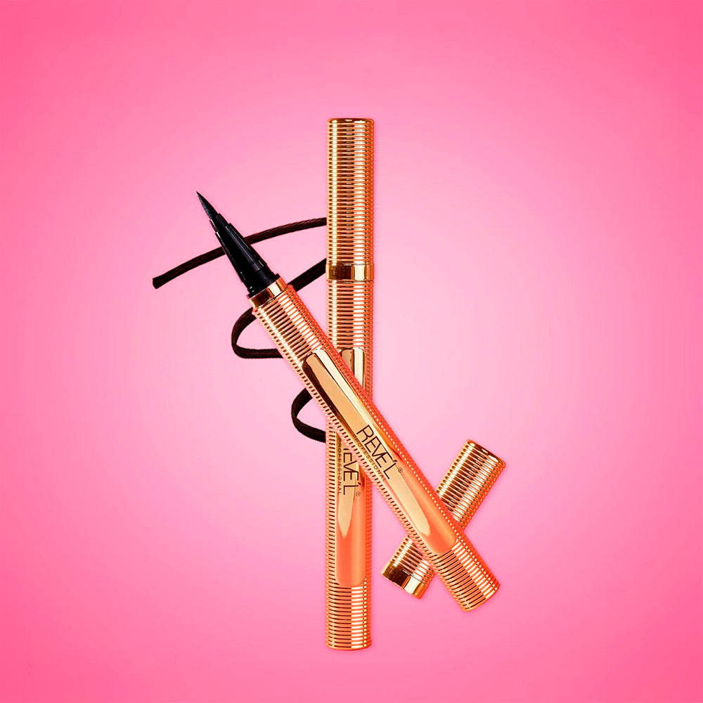 Delineador líquido super black tipo plumón con cuerpo dorado texturizado sobre fondo rosa — Reve'l Professional
