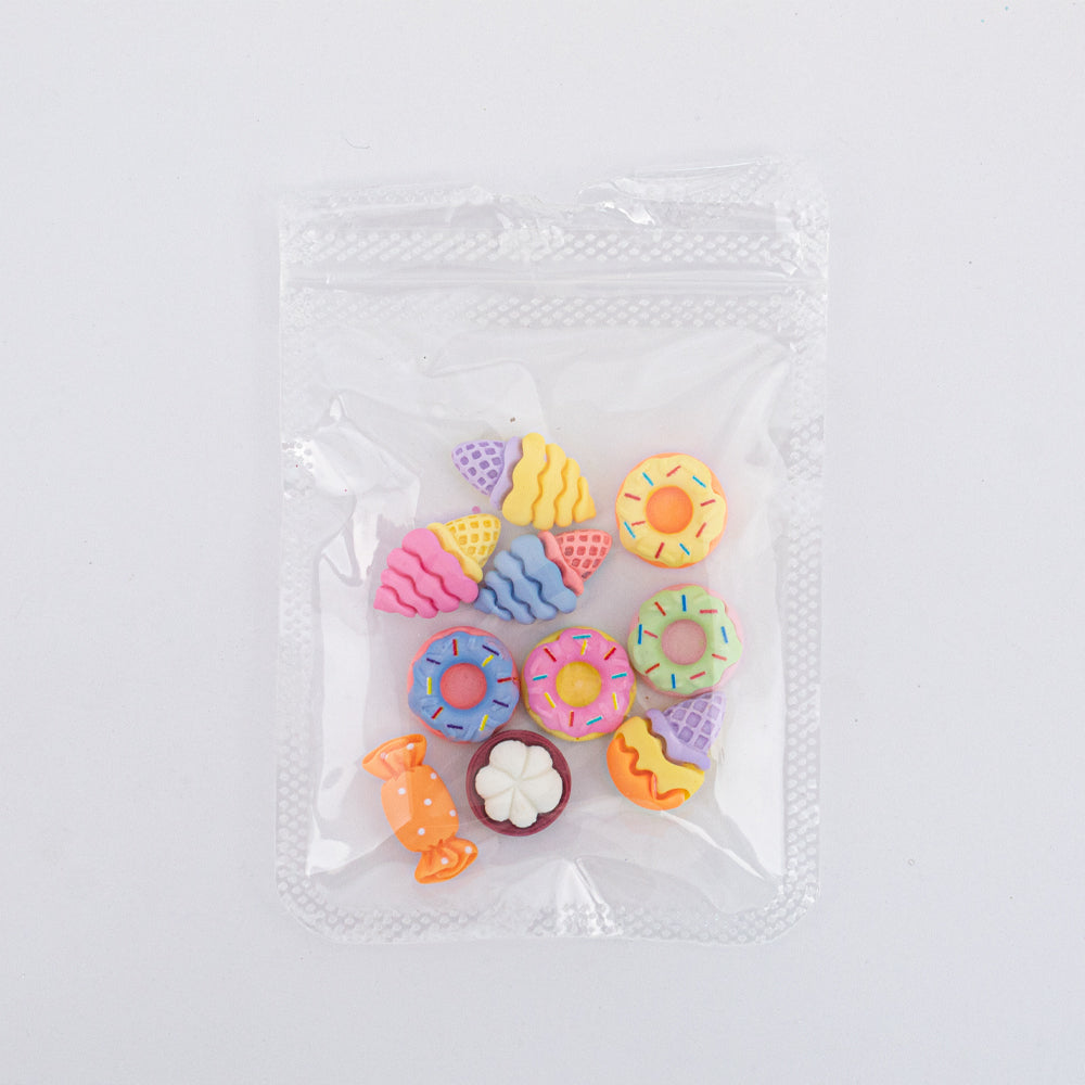 Dijes para uñas Nail Art de donuts y helados en resina multicolor en bolsa transparente sobre fondo blanco