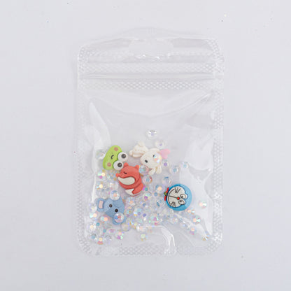 Dijes para uñas Nail Art de personajes animados con strass en bolsa transparente sobre fondo blanco
